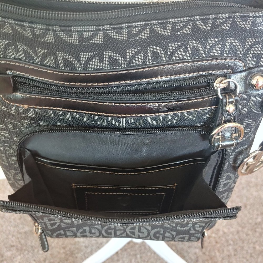 Giani Medium Crossbody Black HandBag Adjustable Strap Pockets Organizer Logo